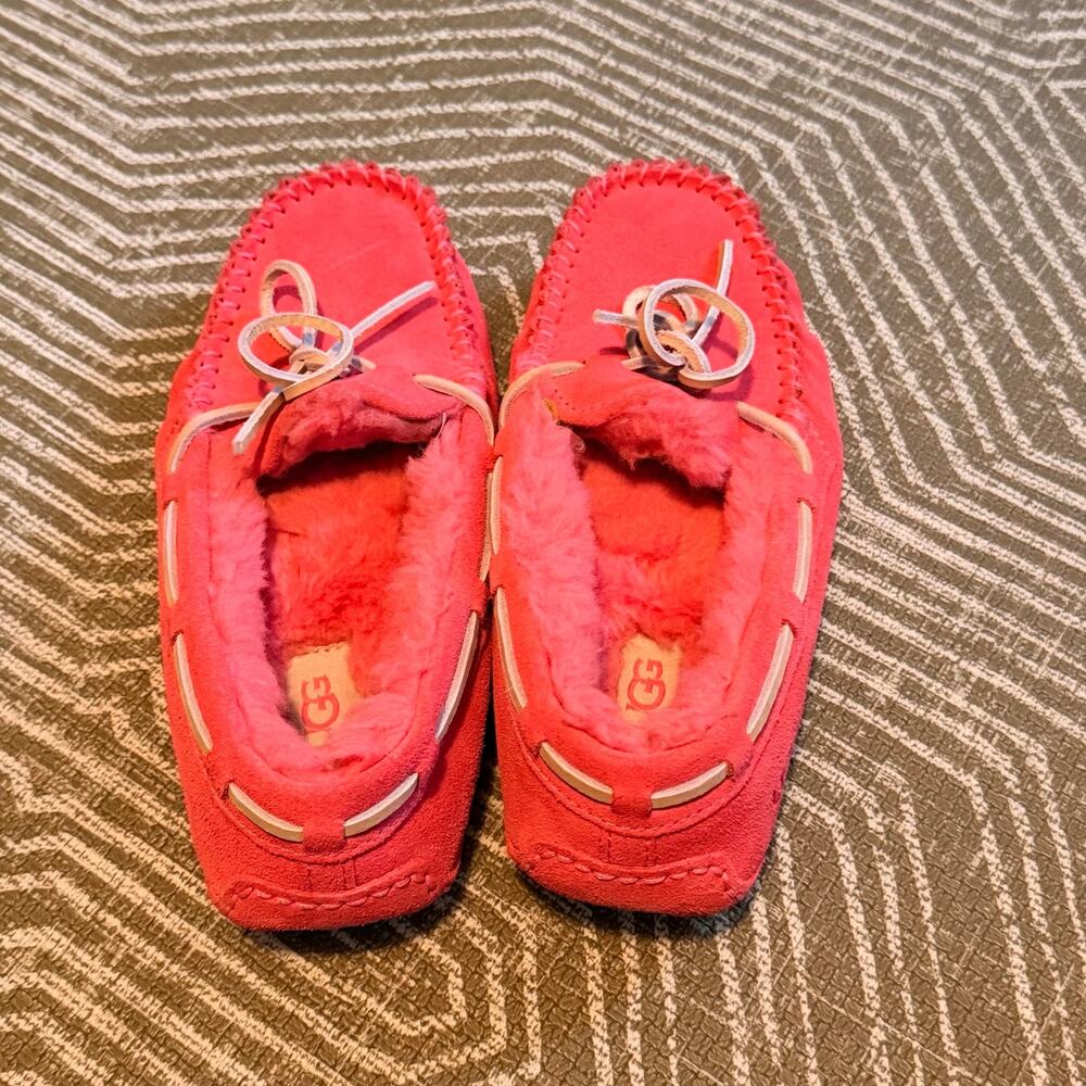 UGG Dakota Moccasin Slippers Women’s Size 5 Coral Pink Sheepskin Suede Cozy